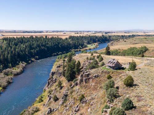 Lindas Perch by KABINO On Bank of Henrys Fork Mtn Views Fishing 6 acres Snake River WIFI Lindas Perch by KABINO On Bank of Henrys Fork Mtn Views Fishing 6 acres Snake River WIFI