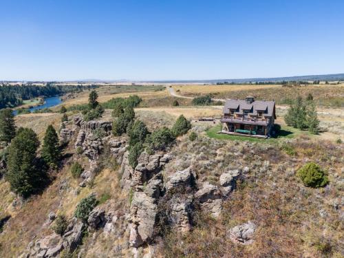 Lindas Perch by KABINO On Bank of Henrys Fork Mtn Views Fishing 6 acres Snake River WIFI Lindas Perch by KABINO On Bank of Henrys Fork Mtn Views Fishing 6 acres Snake River WIFI