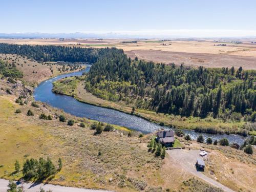 Lindas Perch by KABINO On Bank of Henrys Fork Mtn Views Fishing 6 acres Snake River WIFI Lindas Perch by KABINO On Bank of Henrys Fork Mtn Views Fishing 6 acres Snake River WIFI