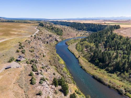 Lindas Perch by KABINO On Bank of Henrys Fork Mtn Views Fishing 6 acres Snake River WIFI Lindas Perch by KABINO On Bank of Henrys Fork Mtn Views Fishing 6 acres Snake River WIFI