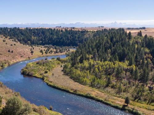 Lindas Perch by KABINO On Bank of Henrys Fork Mtn Views Fishing 6 acres Snake River WIFI Lindas Perch by KABINO On Bank of Henrys Fork Mtn Views Fishing 6 acres Snake River WIFI