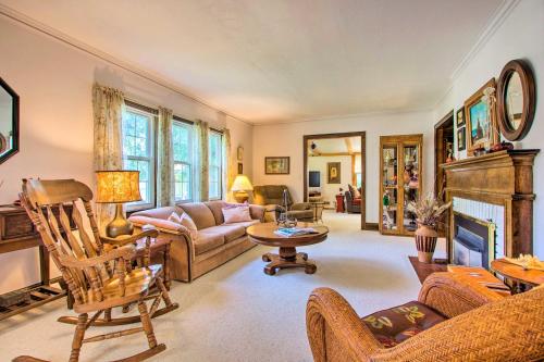 Elegant Home with Deck, 5 Blocks to Mayo Clinic in Rochester, USA