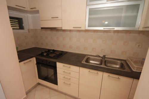 Apartments by the sea Banj Pasman - 8242 - image 3