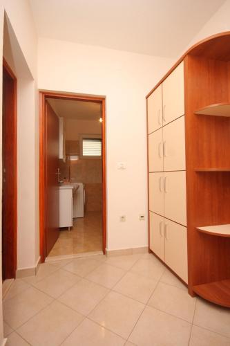 Apartments by the sea Banj Pasman - 8242 - image 4