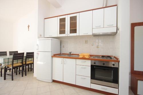Apartments by the sea Banj Pasman - 8242 - image 13