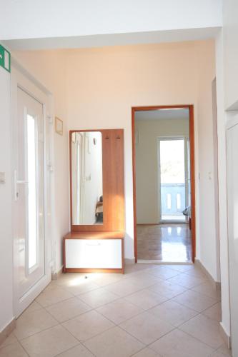 Apartments by the sea Banj Pasman - 8242 - image 11