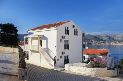 Seaside apartments with a swimming pool Okrug Donji, Ciovo - 8664 in Trogir