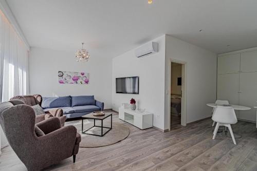 One-Bedroom Apartment with Terrace and Sea View image 10