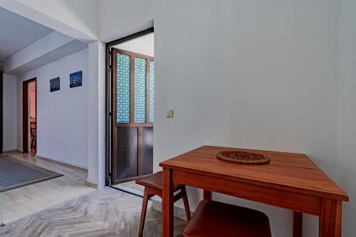 One-Bedroom Apartment with Terrace image 3