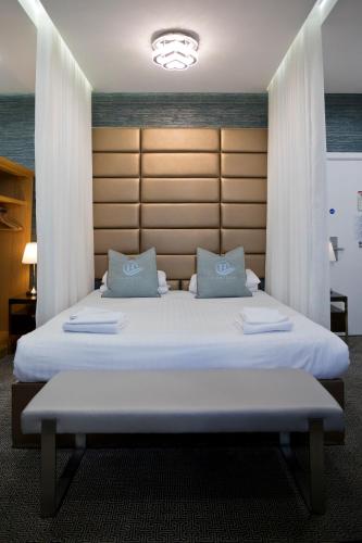 1 double bed, 2 twin beds