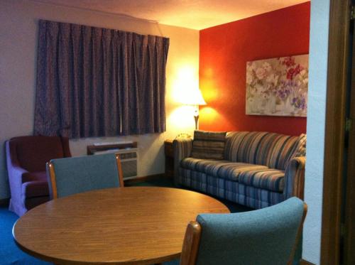 East Street Inn & Suites - image 9