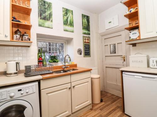 Woodman Cottage Skipton - image 7