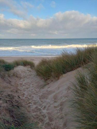 White Cottage on Ninety Mile Beach