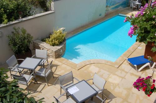 . Logis Hôtel Au Tambour
