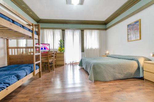 1 queen bed, 2 bunk beds