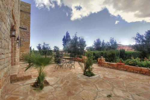 Kasbah Imini Restaurant & Hotel - 정원