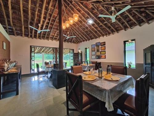 Restorāns, 100m² 3 guļamistaba, 3 privāta vannas istaba Villa Wafeghar
 (Mango Huts Luxury 3 BR Pool Villa in Pali) in Wafeghar