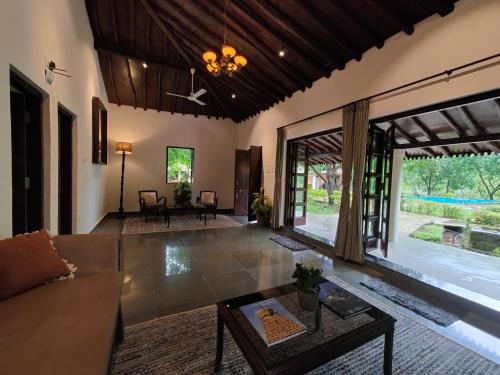 Iekārtas, 100m² 3 guļamistaba, 3 privāta vannas istaba Villa Wafeghar
 (Mango Huts Luxury 3 BR Pool Villa in Pali) in Wafeghar