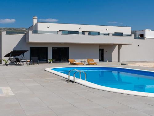 Villa Infinity, Kastel Novi