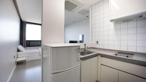 Kitchen, Carib Condo Hotel in Bongpyeong-dong