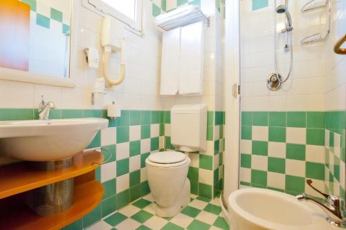 Double Room with Balcony image 4