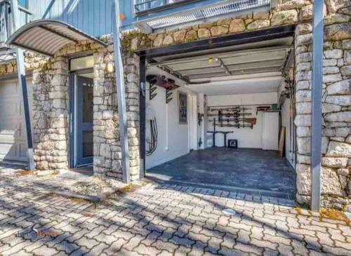 外部景觀, Walk to Slopes & Village, Stylish 2BR Thredbo Chalet with Garage in 鐵擂堡村