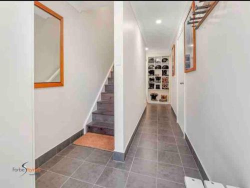 Walk to Slopes & Village, Stylish 2BR Thredbo Chalet with Garage in 鐵擂堡村