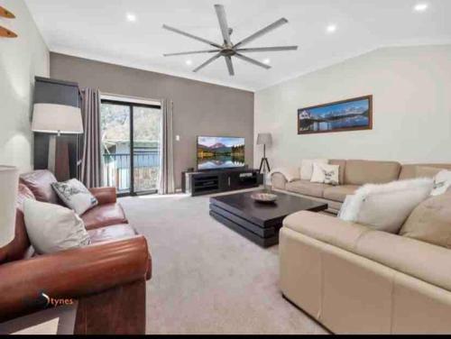設施, Walk to Slopes & Village, Stylish 2BR Thredbo Chalet with Garage in 鐵擂堡村