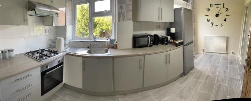 Enjoy lovely 4 bed Apartment with garden