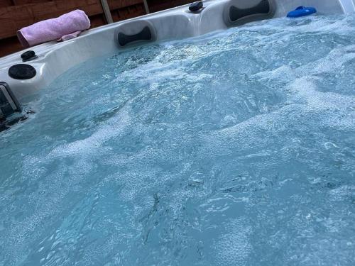 Holly Cabin With Hot Tub – York
