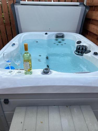 Holly Cabin With Hot Tub – York