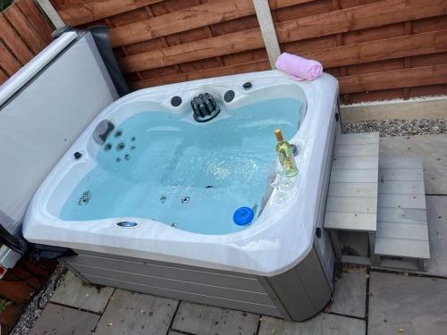 Holly Cabin With Hot Tub – York