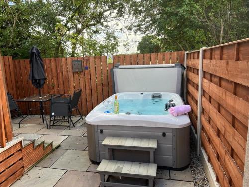 Holly Cabin With Hot Tub – York