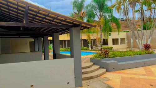 . Casa agradável com piscina e churrasqueira.