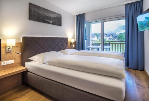 1 queen bed, 2 sofa beds
