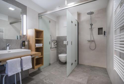 One-Bedroom Apartment with Shower