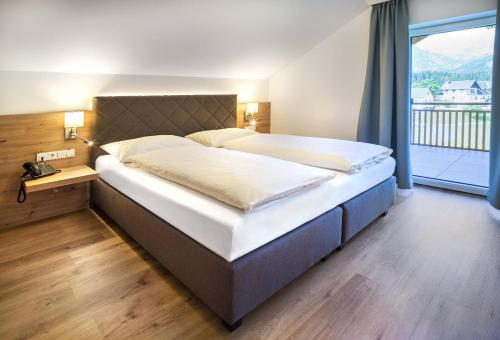 1 queen bed, 2 sofa beds