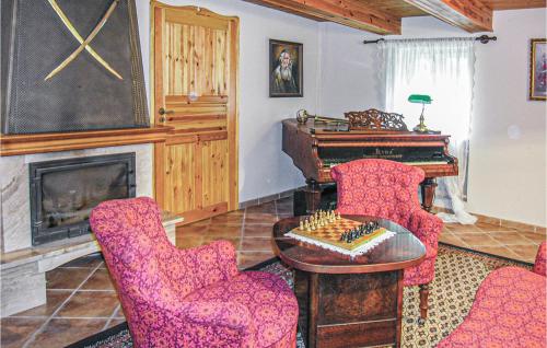 Stunning Home In Pleszew With Wifi in Zawidowice