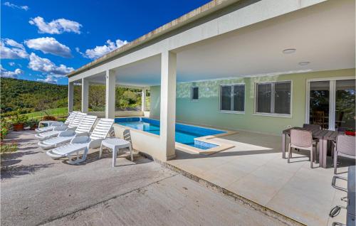 Peldbaseins, Lovely Home In Zminj With Kitchen in Sutivanac