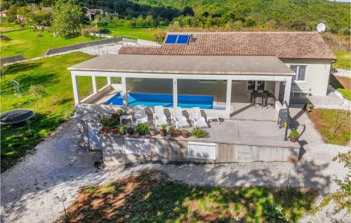 Peldbaseins, Lovely Home In Zminj With Kitchen in Sutivanac