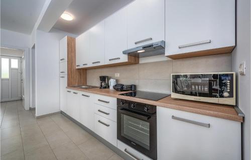 virtuve, Lovely Home In Zminj With Kitchen in Sutivanac