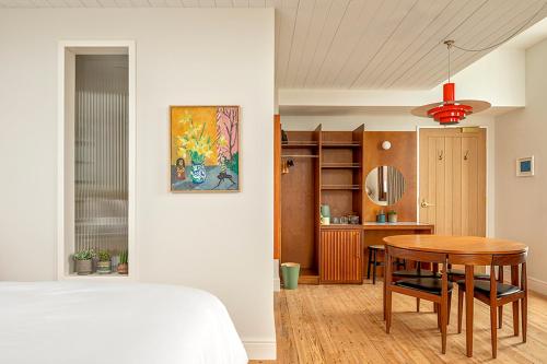 Fort Road Hotel