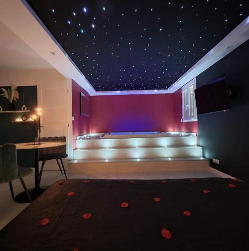 Suite cristal LovingSpa avec jacuzzi privatif in La Chapelle-aux-Naux