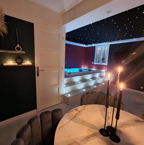 Suite cristal LovingSpa avec jacuzzi privatif in La Chapelle-aux-Naux