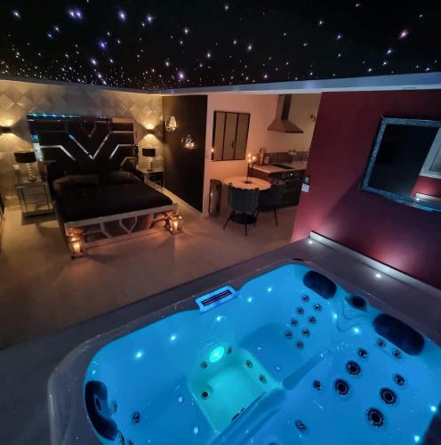 Suite cristal LovingSpa avec jacuzzi privatif in La Chapelle-aux-Naux