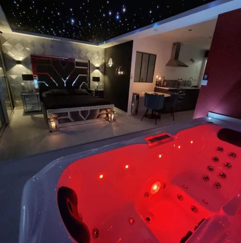 Suite cristal LovingSpa avec jacuzzi privatif in La Chapelle-aux-Naux