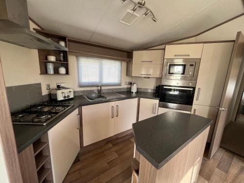 Fulmar 16, Scratby - California Cliffs, Parkdean, sleeps 6, pet friendly - 2 minutes from the beach!