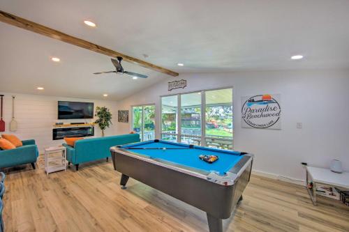 Modern Lakefront Mabank Home with Pool Table! in Mabank, USA
