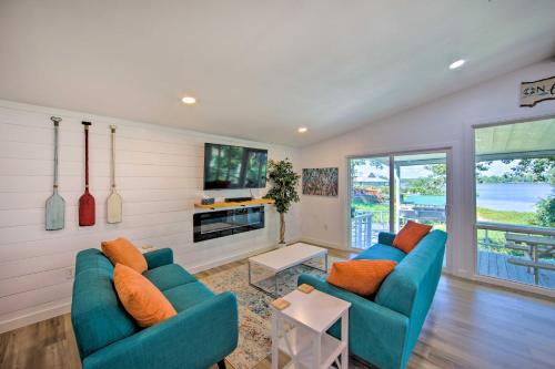 Modern Lakefront Mabank Home with Pool Table! in Mabank, USA
