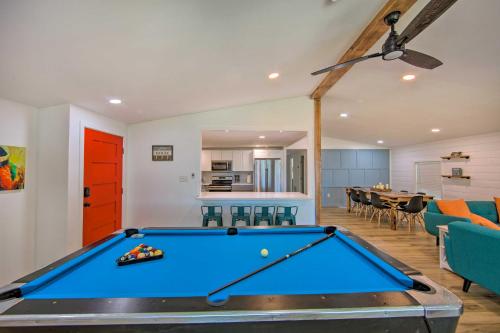 Modern Lakefront Mabank Home with Pool Table! in Mabank, USA